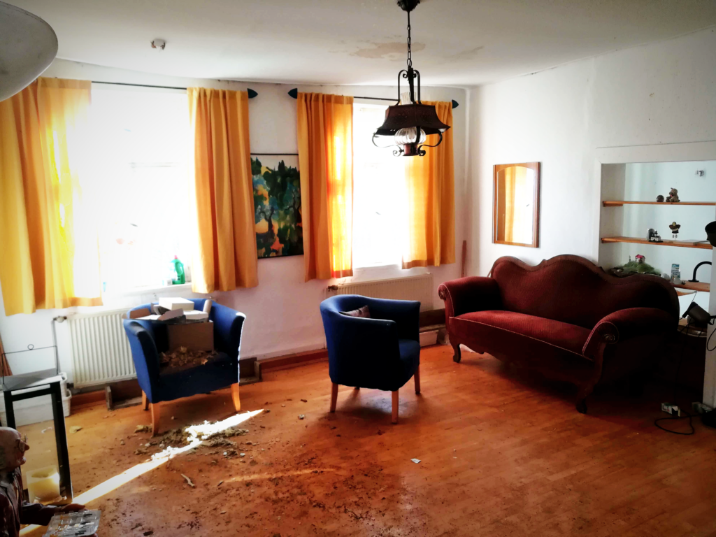 12 Jahre Leerstand zeigen sich in den kleineren Schäden eines Zimmers im Haus Schwalbenthal, Herbst 2022